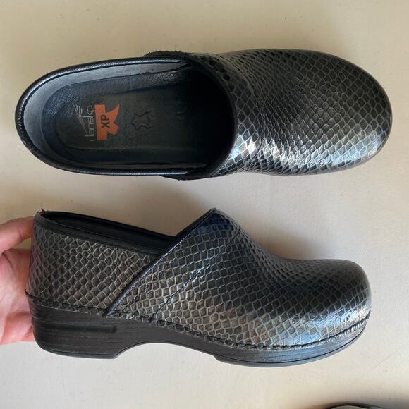 Dansko XP Black Anaconda Patent Leather Clogs Comfort Shoe Size 41 US 10.5-11 - Picture 1 of 13